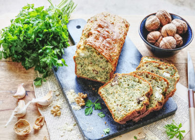 La farine de pois chiche est une excellente source de protéines végétales, de fibres, de vitamines et de minéraux. Nous apprécions aussi sa jolie couleur dorée. Comme ici, vous pouvez l'utiliser pour la base de vos cakes, associée à une autre farine. Pour cette composition, nous vous suggérons la farine de petit épeautre blanche.