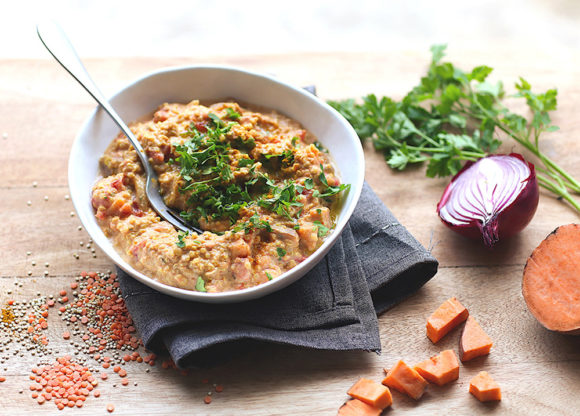 Délicatement épicé, notre curry végétalien à base de quinoa et de lentilles corail ne manque pas de caractère ! À déguster bien chaud!