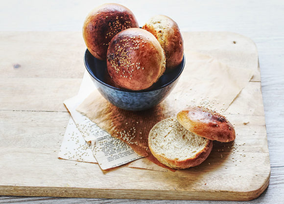 De délicieux petits pains moelleux et tout chauds pour réaliser des burgers maison : découvrez notre recette facile et rapide !